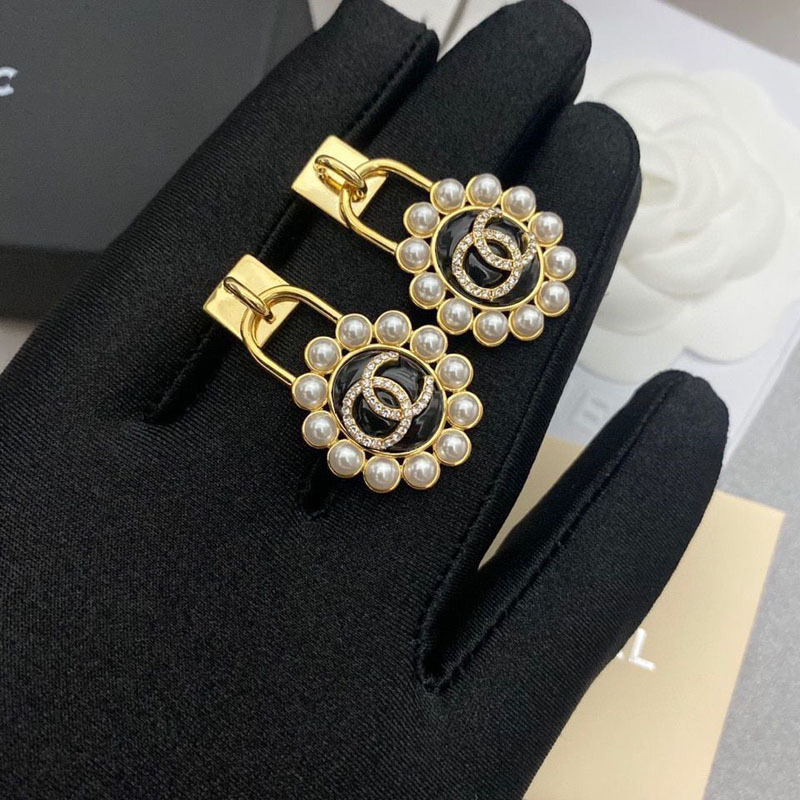 Replica Designer Chanel Women Fashion Double C Antique Pearl Earrings