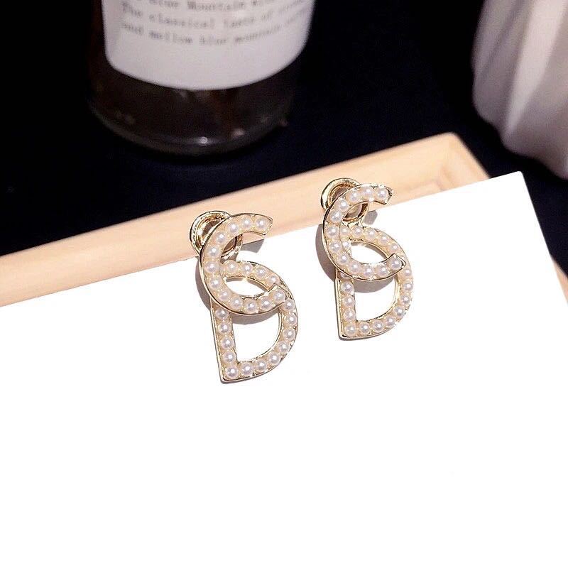 Replica Designer Dior Simple Imitation Pearl Letter Earrings