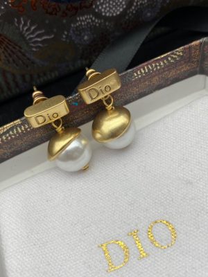 Replica Designer Dior Simple Metal Letter Imitation Pearl Earrings
