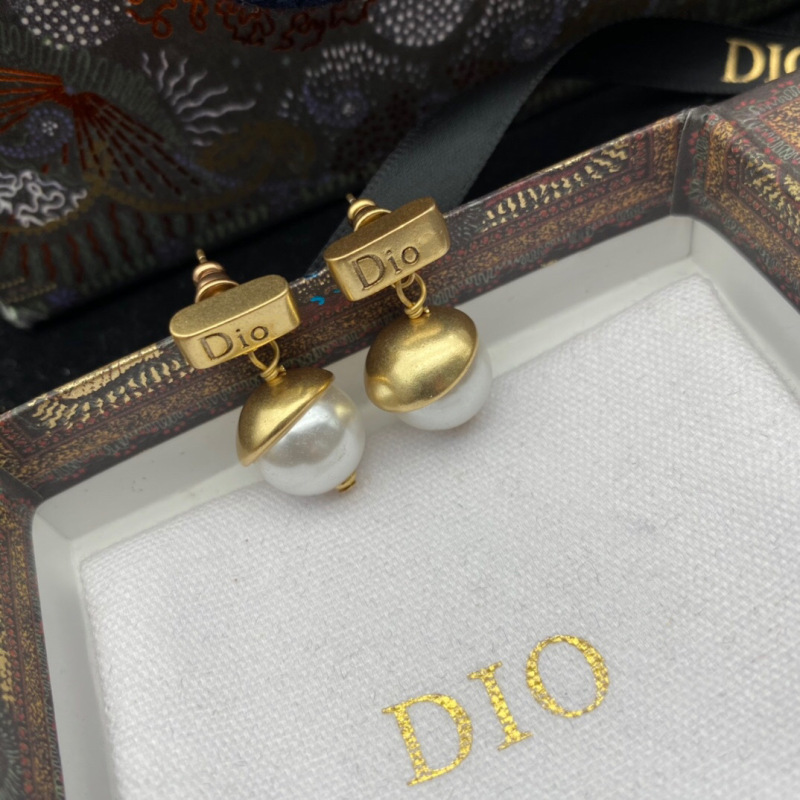Replica Designer Dior Simple Metal Letter Imitation Pearl Earrings